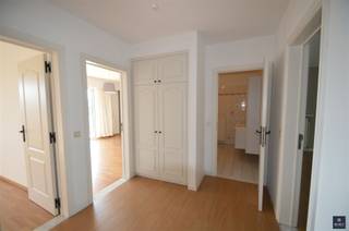 <p><span>APPT. MET 2 SLPKS, TERRAS EN GARAGE OP TOPLOCATIE </span></p><p><span> </span></p><p><span>Op zoek naar een ruim (± 112 m²), gezellig en super rustig gelegen appartement?</span></p><p><span>Dit energiezuinige appartement op de 1e verdieping biedt alle comfort en bevindt zich op korte afstand van winkels, horeca, openbaar vervoer en andere voorzieningen.</span></p><p><span> </span></p><p><span>I</span><span>ndeling & troeven:</span></p><p><span> </span></p><p><span> - Ruime inkomhal met apart toilet</span></p><p><span> - Gezellige woonkamer met grote raampartijen (mét rolluiken)</span></p><p><span> - Vernieuwde keuken voorzien van alle comfort </span></p><p><span> - Grote berging met aansluiting voor wasmachine/droogkast </span></p><p><span> - 2 ruime slaapkamers: </span></p><p><span>1e : 16 m², met toegang tot een terras met uitzicht op grote binnentuin<br />2e : 11,5 m²</span></p><p><span> - Badkamer met douche/bad, dubbel lavabomeubel en spiegelkast </span></p><p><span> - Garage met bergzolder </span></p><p><span> - Gemeenschappelijke fietsenstalling </span></p><p><span> </span></p><p><span> </span></p><p><span>Belangrijke info:</span></p><p><span> </span></p><p><span> - De huurprijs: </span><span>€ 950,-/m </span><span>+ </span><span>€ 130,-/m gemeenschappelijke kosten</span><span> incl. privatief waterverbruik(!) </span><span>(totaal €1.080,-/maand)</span></p><p><span> - De huurwaarborg: drie maanden huur (€ 2.850,-)<br /> - De kostprijs van de ingaande plaatsbeschrijving: € 175,- excl. 21% BTW (per contractpartij)</span></p><p><span> - EPC : </span><span>108 kWh/m² jaar (label B)</span></p><p><span> - cv op aardgas</span></p><p><span> - </span><span>BESCHIKBAARHEID : vanaf 12/9/2026</span></p><p><span> </span></p><p><span>Wenst u graag meer info of bent u geïnteresseerd in een plaatsbezoek? Gelieve ons dan te contacteren op het nummer 03 775 41 88 of mail naar </span><span>christel@vastgoed-smet.be </span><span> </span></p><p><span> </span></p><p><span>De verstrekte gegevens/informatie (zowel online als gedrukt) worden vrijblijvend verstrekt, enkel ter inlichting, zonder contractuele verbintenis of garantie van onzentwege en kunnen op ieder ogenblik gewijzigd worden.</span></p><p><span> </span></p><p><span> </span></p>
