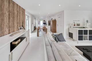 Deze tijdloze en energiezuinige half open bebouwing op ca 257m2 is voorzien van alle moderne comfort en hedendaagse technieken omdat deze maar enkele jaren oud is (bouwjaar 2017). De indeling van de woning is als volgt: inkomhal met gastentoilet , via een mooie steellook deur betreedt men de leefruimte op een strakke epoxy gietvloer met veel raampartijen. Ruime, open keuken voorzien van alle toestellen en opbergkasten. Aparte berging. Op de verdieping zijn er 3 slaapkamers aanwezig en een trendy badkamer in marmerlook met comb.ligb/douche. Extra berging/wasplaats op de verdieping voorzien. Vaste trap naar de 2eV welke momenteel een open afgewerkte ruimte is maar kan dienen als een 4de slaapkamer (verwarming, elektriciteit en raam voorzien). Buiten: carport + 1extra parkeerplaats. Poortje dat toegang verschaft naar de achterkant van de woning. Extra's: zuid gelegen terras en ingesloten tuin. extra's: zonnepanelen voorzien, verluchtingssysteem C+, verwarming op aardgas, laadpaal. MAAK SPOEDIG EEN AFSPRAAK VOOR EEN BEZOEK TE BRENGEN AAN DEZE PAREL VAN EEN WONING!