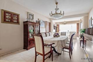 <p>Een unieke eigendom die ruimte, charme en exclusiviteit combineert.<br /><br />Deze karaktervolle duplex verwelkomt u via een gemeenschappelijke inkomhal met trap en authentieke kooilift. Het appartement biedt ruime en lichtrijke leefruimtes met twee doorlopende woonkamers, een volledig uitgeruste keuken met eet - en zithoek, zes volwaardige slaapkamers en drie badkamers.</p>
<p>Een absolute troef is de uitzonderlijke, volledig ommuurde tuin, die rust en privacy garandeert. De doordachte indeling, talrijke ingebouwde kasten en praktische wasplaats zorgen voor optimaal wooncomfort.</p>