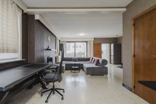 Indeling: Kelderverdieping: - volledig onderkelderd met garageGelijkvloers: - inkomhal met gastentoilet- ruime lichtrijke leefruimte met zicht op de tuin- praktische keuken- aangename tuin met terrasEerste verdieping: - 3 volwaardige slaapkamers- badkamer met lavabomeubel en ligbad/douche- apart toiletRuime zolder te bereiken via vlizotrap met mogelijkheid tot inrichten extra slaapkamers. Troeven op een rij:- Kloeke, degelijke woning op 254m²- 3 volwaardige slaapkamers - Tuin, garage en zolder! - Rustige, goed bereikbare ligging in Kortrijk! Meer info of interesse in een bezoek ter plaatse? Neem contact op met Sarah - 0493 25 46 80 of sarah.hanson@dewaele.comDit pand is onderworpen aan de renovatieverplichting van de Vlaamse overheid voor residentiële gebouwen (behoudens bij sloop binnen 5 jaar na de aankoop). Consulteer voor meer informatie de website van het Vlaams Energie- en Klimaatagentschap via https://www.vlaanderen.be/een-woning-kopen/renovatieverplichting-voor-residentiele-gebouwen