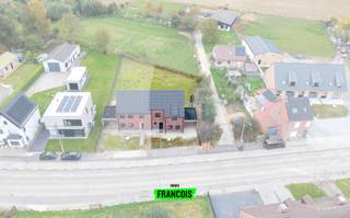 Ontdek deze prachtige halfopen nieuwbouwwoning in het charmante Edewalle! De woning wordt verkocht in ruwbouw, volledig water- en winddicht, wat u de ideale kans biedt om alles volledig naar eigen smaak af te werken. <br /><br />Op het gelijkvloers vindt u een lichte, open leefruimte met ruimte voor een gezellige zithoek, eetplaats en keuken. Daarnaast is er een praktische berging en een aparte toilet aanwezig.<br /><br />De eerste verdieping beschikt over drie volwaardige slaapkamers en een badkamer, perfect voor een gezin of wie graag wat extra ruimte heeft.<br /><br />Bovendien beschikt de woning over een carport, wat zorgt voor extra comfort en bescherming voor uw wagen.<br /><br />Een ideale opportuniteit voor wie op zoek is naar een kwaliteitsvolle nieuwbouwwoning die nog volledig gepersonaliseerd kan worden!<br /><br />