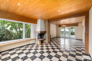 Jouw droomwoning begint hier.<br /><br />Op zoek naar een plek waar je een thuis helemaal naar eigen smaak kunt creëren? Deze vrijstaande woning uit 1967 in het pittoreske Lissewege is het ideale startpunt. Met een solide basis, veel ruimte en een rustige ligging is dit dé kans om jouw woonwensen waar te maken.<br /><br />Ruimte voor het hele gezin<br /><br />Met maar liefst 183 m² bewoonbare oppervlakte, vier slaapkamers en een perceel van 520 m² heb je alle ruimte om te leven, spelen en groeien.<br /><br />Beneden<br />•	Verwelkomende inkomhal met gastentoilet               •Lichte, luchtige leefruimte<br />•	Gesloten keuken                                                           • handige bergingen<br />•	Inpandige garage<br />Boven<br />•	Nachthal                                                                       •Ruimte om een eigen badkamer naar wens in te richten<br />•	Vier slaapkamers<br />Rust en bereikbaarheid in balans<br /><br />Geniet van de kalmte van een rustige woonomgeving, terwijl invalswegen, openbaar vervoer, winkels en diensten vlakbij zijn. Het beste van twee werelden.<br /><br />Een blanco canvas met karakter<br />Dankzij de stevige structuur ligt het potentieel voor het grijpen. Of je nu droomt van een moderne gezinswoning of een warme, karaktervolle thuis: hier bepaal jij het resultaat.<br />Plan snel een bezoek en ontdek wat deze woning voor jou kan betekenen!