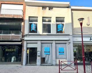TOPGELEGEN, pal in het CENTRUM gelegen handelspand met POTENTIEEL! Ideaal voor mensen op zoek naar een winkel/kantoor/horecazaak, pal in het...