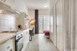 Charmante studio met terras en prachtig uitzicht over Park Spoor Noord!<br /><br />Op de 7e verdieping, pal naast de AP Hogeschool en op wandelafstand van het bruisende Eilandje, vind je deze gezellige studio.<br />Bij binnenkomst kom je in een aparte hal met ruimte voor schoenen en jassen. De open keuken is praktisch ingericht met een elektrische kookplaat, koelkast en spoelbak. Dankzij de grote raampartijen geniet de leefruimte van een overvloed aan natuurlijk licht en heb je rechtstreeks toegang tot het zonnige terras met een prachtig zicht op Park Spoor Noord.<br />De badkamer beschikt over een douche en enkele lavabo. Verder zijn er nog een apart toilet en een handige berging met aansluitingen voor een wasmachine. <br /><br />Het gebouw is uiteraard uitgerust met een lift.<br /><br />Deze studio is ideaal als thuisbasis voor studerende kinderen, een eerste eigen stek of een slimme investering. Momenteel is de studio kwalitatief verhuurd aan €630/maand.<br />Alle voorzieningen zoals winkels, openbaar vervoer en gezellige horecazaken liggen op wandelafstand.<br /><br />Interesse? Neem snel contact met ons op voor meer info of een bezoek.