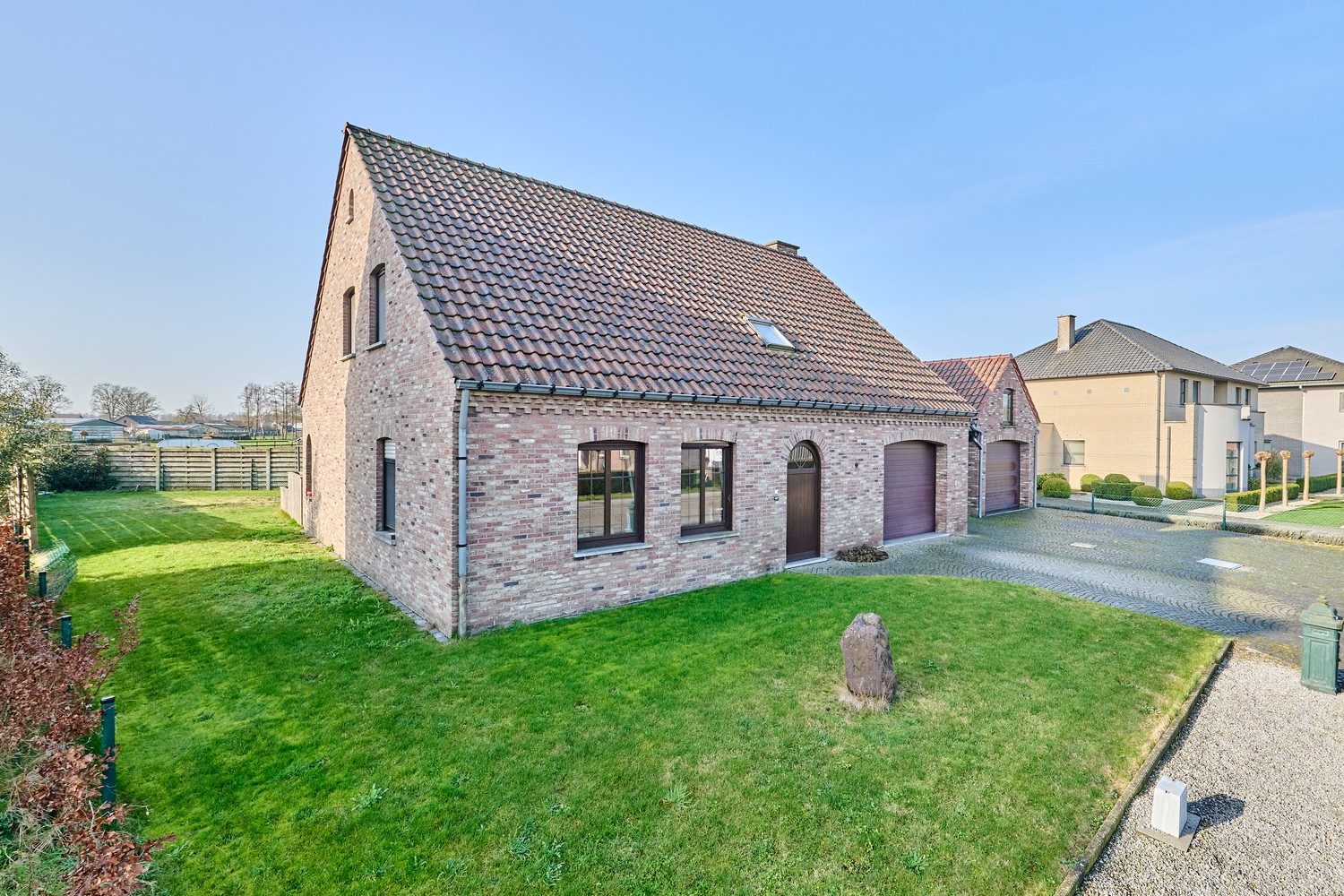 Heel goed onderhouden landhuis met inpandige garage en 3 ruim bemeten slaapkamers in landelijke omgeving - foto 1