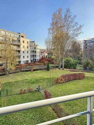<strong>WOLUWE-SAINT-PIERRE, near Place Sainte-Alix and the Forêt de Soignes, opposite Sportcity. Beautiful 2-bedroom flat in a leafy area offering a living area of ±120m²:</strong><br /><br /><strong><span>On the 3rd floor</span> :</strong><br />
<ul>
<li>Entrance hall of ±12m² with built-in cupboards and separate toilet</li>
<li>Living room of ±33m²</li>
<li>Fully equipped kitchen of ±11m² (oven, hob, extractor hood, fridge-freezer, microwave, dishwasher) opening onto a south-east facing terrace of ±10m²</li>
<li>Laundry room (equipped with a washing machine and tumble dryer)</li>
<li>Bedroom 1 of ±17m² with en-suite bathroom (bath/shower, double washbasin, WC)</li>
<li>Bedroom 2 of ±12m² with fitted wardrobes + en-suite shower room (shower, washbasin)</li>
</ul>
<strong><span>In the basement</span> :</strong><br />
<ul>
<li>Cellar no. 9</li>
<li>Mandatory indoor parking space no. 21 for 100€/month</li>
</ul>
<span>Service charge provision</span> : €180/month (communal areas, hot/cold water, heating)<br /><br />Available from 01/07/2026 !<br /><br />Energy performance rating: C+