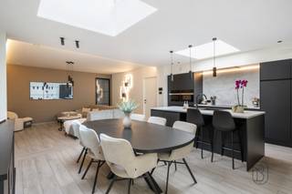 Volledig gerenoveerde woning te koop in het centrum van Berchem (Kluisbergen), waar kwaliteit, ruimte en energiezuinig wonen centraal staan...