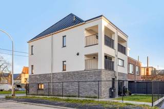 Cette maison entièrement rénovée est située au calme, mais à proximité du centre de Liedekerke et de Denderleeuw, avec ses commerces, ses écoles,...