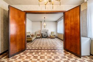 Ruimte en karaktervolle woning in het charmante Sint-Goriks-Oudenhove.<br />Deze rustig gelegen, doch vlot bereikbare halfopen bebouwing staat op een perceel van 987m².<br />Stevig en traditioneel gebouwd maar klaar voor een nieuwe toekomst en een grondige renovatie!<br />Momenteel beschikt deze woning over verschillende leefruimtes met aansluitend een open keuken. Verder er is er nog een zeer ruime berging, afzonderlijk toilet en een garage op het gelijkvloers. De verdieping telt momenteel drie slaapkamers en een badkamer. De zolder is bereikbaar via een vaste trap dus deze woning biedt heel wat mogelijkheden naar creatie van extra ruimtes! Raadpleeg JUNOvastgoed.be om de documenten te raadplegen.<br />Uw bezoek kan u eenvoudig inplannen via 09/328.57.78.