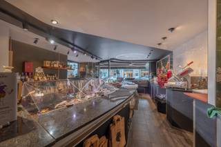 Res. Prince's. Veelzijdig & ruim handelspand op één van de beste locaties in de Lippenslaan, aan het Burgemeester Frans Desmidtplein. Dit centraal...