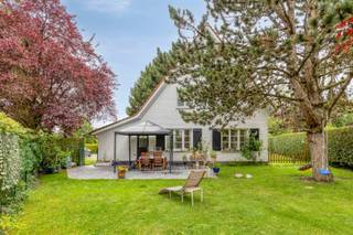 Bent u op zoek naar een instapklare, charmante villa op een rustige en toch uiterst gunstige ligging? Dan is deze prachtige open bebouwing aan Nieuwenbos 63 te Dilbeek beslist een bezoek waard. Gelegen in een aangename woonwijk, op een boogscheut van belangrijke invalswegen, de Brusselse Ring en tal van winkels, combineert deze woning een uitstekende bereikbaarheid met een rustige woonomgeving.
Deze karaktervolle viergevelwoning werd kwalitatief gerenoveerd met respect voor haar authentieke charme en biedt een warme, hedendaagse woonbeleving. Via de inkomhal met gastentoilet komt u terecht in de lichtrijke, open leefruimte die naadloos aansluit op de volledig uitgeruste keuken. Daarnaast beschikt de woning over een praktische bergkelder.
Op de verdieping bevinden zich drie volwaardige slaapkamers en een stijlvolle, prachtig afgewerkte badkamer. De bergzolder biedt bijkomende opbergruimte en vormt bovendien een interessante basis voor wie de woning in de toekomst verder wenst uit te breiden.
Buiten geniet u van een mooie, verzorgde tuin waar het heerlijk vertoeven is in alle rust en privacy. Dankzij het aanwezige uitbreidingspotentieel is deze woning ideaal voor wie op zoek is naar een charmante gezinswoning die ook op lange termijn nog tal van mogelijkheden biedt tot bijbouw.
Een unieke opportuniteit op een toplocatie in Dilbeek. De woning is beschikbaar mits inachtneming van de lopende huurovereenkomst.
Meer info of een bezoek: Michael@immoaccenta.be