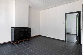 <p>Dit schitterend appartement geniet van absolute rust in het hartje van het Sint Andries Kwartier, middenin het groen in een autoluwe straat. Op de vierde verdieping van dit goed onderhouden gebouw betreed je het appartement die je meteen verrast met zijn strakke uitstraling dankzij de moderne, zwarte elementen die volledig tot zijn recht komen in de leefruimte met een knappe sierhaard die beslist de show steelt. Aangrenzend vind je de open keuken welke werd geïnstalleerd volgens het dagdagelijks comfort met onder andere een dampkap, spoelbak, gasvuur, etc. Verder tel je hier 1 slaapkamer en een nette badkamer uitgerust met een douche, lavabo en toilet. Als kers op de taart is er nog een Zuigericht terras van maar liefst 10 m² - hier geniet je heel de dag door van een heerlijk zonnetje!</p>
<p><strong>Maandelijkse kosten: slechts € 15,00 (onderhoud hal) + elektriciteit gemene delen. <br />Beschikbaar vanaf 1 november 2026. </strong></p>
<p><strong>Technische gegevens:</strong> Dubbele beglazing, verwarming met gasconvector, hoogte plafonds 2,8 meter.<br /><strong>Bevindt zich niet in een risicozone voor overstromingen (P- en G-score A). </strong></p>