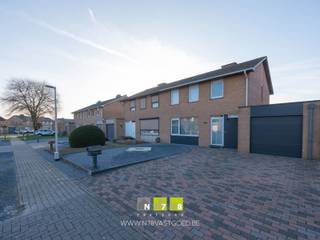 <span><strong>*IN OPTIE* HALFVRIJSTAANDE WONING MET 3 SLAAPKAMERS OP EEN PERCEEL VAN 3A87CA TE DILSEN-STOKKEM (DILSEN) <br /><br />TROEVEN<br /></strong>- Gelegen dichtbij het centrum van Dilsen. Alle belangrijke voorzieningen in de buurt. <br />- Rustige & kindvriendelijke omgeving. Diverse scholen op korte afstand!<br />- Instapklare woning! <br />- Badkamer werd vernieuwd in 2020.<br />- Airco in de woonkamer. <br />- Inpandige garage. <br />- Beklinkerde oprit naar de garage met plaats voor 2 auto's.<br />- Ruim overdekt terras met uitzicht op de tuin. <br />- Mooi tuintje aan de achterzijde van de woning. <strong><br /></strong><strong><br />KELDERVERDIEPING -01 (7,85 m²) | </strong>Cv-installatie op gas, watermeter, gasmeter, tegelvloer. <strong><br /></strong><strong><br />GELIJKVLOERS <br /></strong>- Inkomhal (1,48m x 4,63m = 6,85m²): trap naar verdieping 1, kliklaminaat. <br />- Woonkamer ((4,07m x 4,25m) + (3,75m x 3,72m) = 31,25m²): schuifraam naar de tuin met handmatige rolluik, doorgang naar de keuken, airco, tegelvloer. </span><br /><span>- Keuken (3,17m x 3,20m = 10,14m²) : in het verlengde van de woonkamer, geïnstalleerd met onder-bovenkasten, lades, kolomkast, keramische kookplaat, dampkap, oven, koelkast, vaatwasser, kliklaminaat.<br />- Berging 1 (2,86m x 4,45m = 12,73m²): aansluiting wasmachine & droogkast, deur naar de tuin aan de achterzijde, jacuzzi, tegelvloer. </span><br /><span>- Toilet (0,90m x 0,90 m = 0,81m²): zittoilet, PVC wandbetegeling, tegelvloer.</span><br /><span>- Inpandige garage (2,87m x 8,00m = 22,96m²): elektrische poort, bereikbaar via de hal, digitale meters, tegelvloer.<br /></span><br /><span><strong>VERDIEPING</strong> <strong>+01 </strong></span><br /><span>- Overloop (4,15m x 1,29m = 5,35m²) : trap naar het gelijkvloers, luik naar de zolder, kliklaminaat. <br />- Badkamer ((3,00m x 1,50m) + (1,70m x 2,26m) = 8,34m²): badmeubel met dubbele lavabo, spiegelkasten, inloopdouche, apart toilet, tegelvloer. wandbetegeling, <br />- Slaapkamer 1 (3,23m x 3,00m = 9,69m²): kliklaminaat. <br />- Slaapkamer 2 (3,60m x 3,77m = 13,57m²): kliklaminaat. <br />- Slaapkamer 3 (4,27m x 3,00m = 12,81m²): kliklaminaat. <br />- Berging 2 (0,91m x 1,86m = 1,69m²): kliklaminaat. <br /><br /><strong>ZOLDERVERDIEPING</strong> <strong>+02 | </strong>bereikbaar via zolderluik, betonplaat. <br /><br /><strong>VERNIEUWINGEN IN 2020 |</strong> badkamer + overkapping terras. <br /></span><br /><span><strong>EXTERIEUR</strong></span><br /><span>- Terras met overkapping (3,45m x 7,00m = 24,15m²) | mooi zicht op de achtertuin. <strong><br /></strong>- Tuinhuis (3,70m x 4,00m =14,80 m²).<br /><br /><strong>EXTRA INFORMATIE <br /></strong><span>Dit pand kan onderhevig zijn aan de renovatieverplichting die door de Vlaamse overheid wordt opgelegd voor residentiële gebouwen. Alle informatie kunt u terugvinden via https://www.vlaanderen.be/een-woning-kopen/renovatieverplichting-voor-residentiele-gebouwen-vanaf-2023.<br /></span><br />Bekijkt u deze advertentie via een aanverwante vastgoedsite, surf dan zeker naar onze website <strong>www.N78vastgoed.be</strong> voor een uitgebreide beschrijving en foto's. <strong>Meer info: +32 (0)89 86 18 88 of info@N78vastgoed.be.</strong></span>