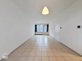 OPGELET: om dit pand te huren of bezichtigen vragen wij steeds eerst een virtueel bezoek te brengen aan het pand. Ga hiervoor naar www.rosseel.be en vul de referentie XP209 in in het veld ‘zoek’ bovenaan rechts. Kies dan ‘360°’. De website helpt je nu verder voor de volgende stappen.<br /><br />Dit gelijkvloers appartement is zowel gelegen op enkele meters van de kleine ring rond Gent als het stedelijk natuurreservaat Bourgoyen-Ossemeersen. De perfecte ligging voor wie zowel wil genieten van een uitgestrekt landschap om te vertoeven in de natuur als een gemakkelijke doorgang met de wagen als het openbaar vervoer. Het appartement beschikt over een ruime leefruimte die op te delen is als zitruimte en als eetruimte en ook toegang biedt tot het koertje. De half open keuken beschikt over een kookplaat (elektrisch), een dampkap, een koelkast met diepvriesvak en voldoende opslagplaats. De slaapkamer is gelegen aan de stille achterkant van het gebouw en geeft doorgang tot de badkamer met dubbele lavabo, bad (met douche) en aansluiting voor een wasmachine en droogkast. Ook beschikt dit appartement over een ruime bergplaats en een gastentoilet. Er komen nog kosten van 30 euro/maand (voorschot) bij voor water + 35 euro (forfait) voor het ledigen van de septische put, waterontharder; elektriciteit en onderhoud gemeenschappelijke delen<br /><br />Het appartement is onmiddellijk beschikbaar.