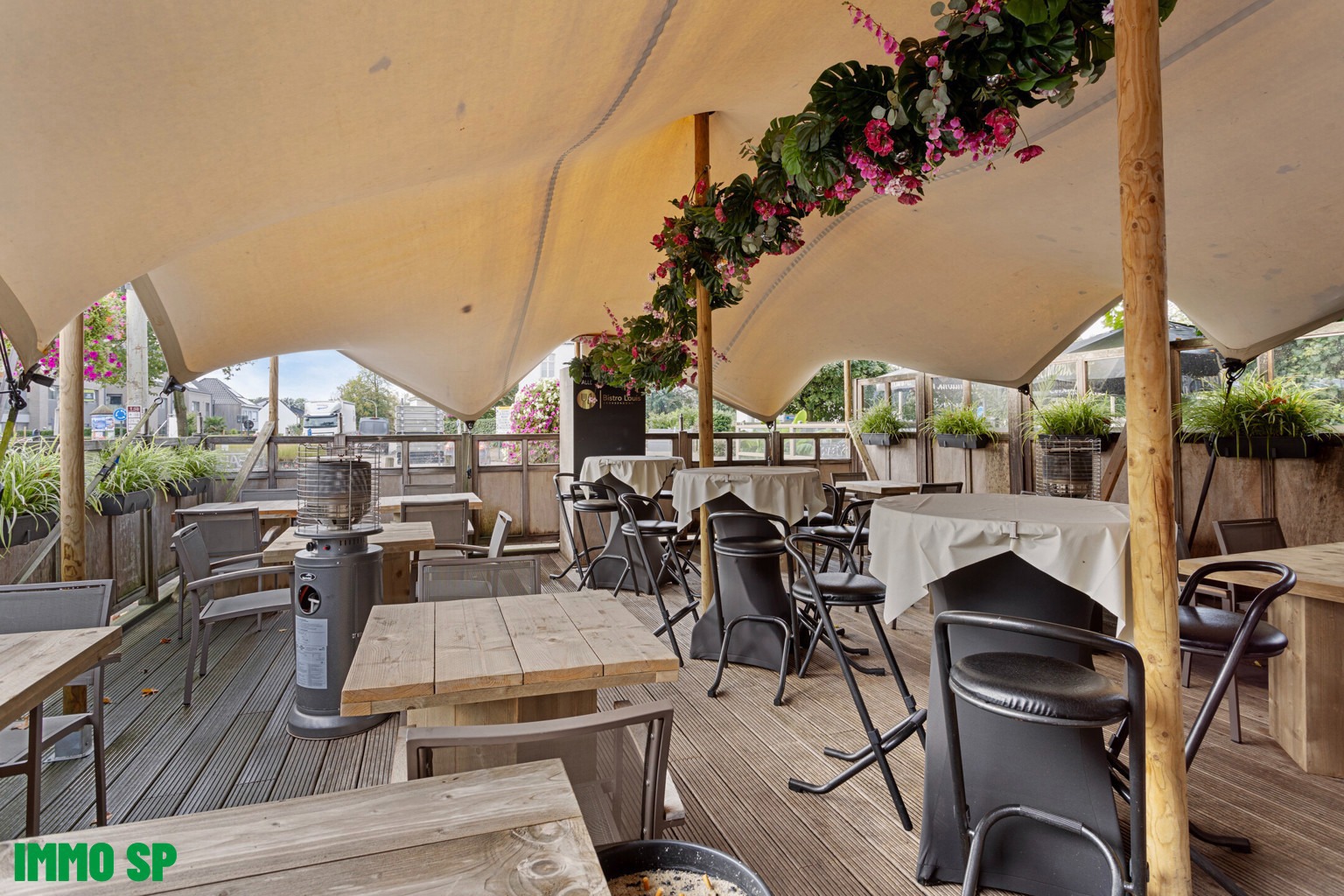 Opbrengsteigendom met 2 handelspanden en 2 appartementen. - foto 3