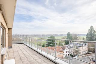 Deze uitzonderlijke penthouse is gelegen op de bovenste verdieping van Residentie Ambassade in Heverlee en geniet van een absolute topligging:...
