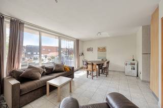 <strong>Instapklaar appartement met zonnig terras van 16 m² op toplocatie in Leuven</strong><br /><br />Op zoek naar een instapklaar appartement op een uitstekende locatie in Leuven? Dan is dit verzorgd 2-slaapkamerappartement met ruim terras, berging en autostaanplaats zeker een bezoek waard. Gelegen nabij UZ Leuven Gasthuisberg, het centrum van Leuven, openbaar vervoer en belangrijke invalswegen, combineert dit appartement een rustige ligging met een uitstekende bereikbaarheid.<br /><br />Via de inkomhal komen we terecht in de lichtrijke leefruimte met open keuken. Grote raampartijen zorgen voor een aangenaam gevoel van ruimte en verbinden binnen moeiteloos met buiten. De absolute troef is zonder twijfel het ruime terras van maar liefst 16 m². Dankzij de zuidgerichte oriëntatie en het open zicht geniet u hier de hele dag van zon en rust – een zeldzame troef op deze locatie.<br /><br />Verder beschikt het appartement over twee slaapkamers, (waarvan 1 met balkon) een badkamer, een apart toilet en een praktische berging.<br /><br />Extra troeven: de condenserende gasketel werd vernieuwd in 2024 en de elektrische installatie is conform. De overdekte staanplaats en privé kelderberging zitten inbegrepen in de prijs. <br /><br />Location, location, location! Rustig wonen en toch alles binnen handbereik: Leuven centrum, Gasthuisberg, winkels, openbaar vervoer en de E40/E314 bevinden zich op korte afstand.<br /><br />Een ideale opportuniteit voor eigen bewoning of als investering op een gegeerde locatie in Leuven.<br /><br /><strong>Interesse? Contacteer Anne-Leen via 0495 13 81 11 voor meer informatie of een bezoek.</strong>