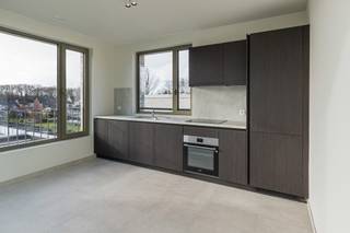 Te huur: Nieuwbouw appartement met 3 slaapkamers in Mechelen<br /><br />Modern en energiezuinig nieuwbouwappartement met 3 slaapkamers, ideaal gelegen in Mechelen. Het appartement beschikt over een lichtrijke leefruimte met open, volledig geïnstalleerde keuken, drie volwaardige slaapkamers, 2 badkamers, een ruim terras en ondergrondse staanplaats voor de wagen. <br /><br />Dankzij de recente bouw geniet u van een hoog wooncomfort en een uitstekende energieprestatie. Gelegen op een vlotte locatie nabij winkels, scholen, openbaar vervoer en belangrijke invalswegen.<br /><br />Perfect voor wie comfortabel en hedendaags wil wonen in Mechelen.<br /><br />Voor meer info of een bezoek: neem gerust contact op.