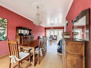 Rustig gelegen, Ruime Woning MET 3 SLPK, Tuin én Garage!Deze stevige, goed onderhouden en verrassend ruime woning is gelegen op een absolute...