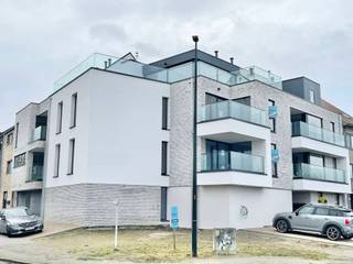 Goedgelegen MODERN KWALITATIEF ENERGIEZUINIG kleinschalig KLASSEGEBOUW (slechts 8 appartementen). Kwalitieve appartementen met TERRAS en AUTOSTAANPLAATS, goedgelegen aan het station, en ENERGIEZUINIG. Zelf inspraak in keuze van materialen. Kan vrijwel SNEL opgeleverd worden. Maak nu uw afspraak voor extra info: guido@immobeguin.be