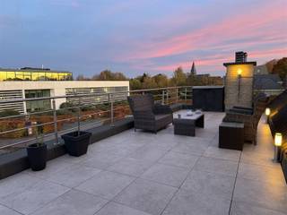 Instapklaar kraaknet onderhouden dak-apartement(110m²) met 3 slaapkamers en ruim zonneterras.Dit appartement betreden we via de inkomhal...