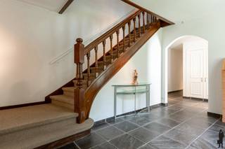 Een tijdloze statige villa, in perfecte staat van onderhoud op 5.040 m² grond!De gelijkvloerse verdieping:- Een inkomhal (ca. 13 m²) met ingemaakte...