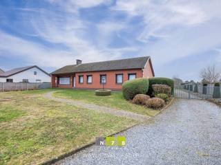 <span><strong>VRIJSTAANDE WONING MET 3 SLAAPKAMERS OP EEN PERCEEL VAN 20A08CA TE MAASEIK (OPOETEREN) <br /><br />TROEVEN<br /></strong>- Goede verbinding naar de omliggende steden en de E314. <br />- Zeer rustig en landelijk gelegen. <br />- Gelijkvloerse woning: comfortabel wonen in elke levensfase. <br />- Kelderverdieping bevat diverse ruimten + ruime garage met 2 poorten. <br />- Overdekt terras met een open uitzicht op de achtertuin.<br />- Beklinkerd pad tot aan de voordeur. <br />- Volledig omheinde tuin aan de achterzijde.<br />- Mogelijkheid tot verkaveling na afbraak woning. <br /><strong><br />KELDERVERDIEPING -1<br /></strong>- Gang (6,50m x 1,00m = 6,50m²): tegelvloer. <br />- Traphal (1,00m x 1,00m = 1,00m²): trap naar het gelijkvloers, tegelvloer. <strong><br /></strong>- Cv-ruimte (3,00m x 7,00m = 21,00m²): Cv- installatie op gas, betonvloer.<br />- Berging 1 (4,00m x 7,50m = 30,00m²): betonvloer. <br />- Berging 2 (3,00m x 4,80m = 14,40m²): novilon. <br />- Wasplaats (5,20m x 3,20m = 16,64m²): aansluiting wasmachine/droogkast, lavabo, radiator, raam, tegelvloer.<br />- Inpandige garage (6,00 x 8,70m = 52,20m²): 2 kantelpoorten, betonvloer. <strong><br /><br />GELIJKVLOERS <br /></strong>- Inkomhal (2,90m x 3,10m = 8,99m²): tegelvloer.<br />- Nachthal (11,70m x 1,00m = 11,70m²): luik naar de zolder, tegelvloer. <br />- Achterinkom (4,10m x 2,00m = 8,20m²): deur naar de tuin, tegelvloer. <br />- Woonkamer ((7,50m x 4,00m) + (3,00m x 4,00m) = 42,00m²)): L-vorm, deur naar de tuin, veel lichtinval door grote raampartijen, tegelvloer. </span><br /><span>- Keuken (6,00m x 4,00m = 24,00m²): geïnstalleerde keuken met onderkasten, bovenkasten, oven, keramische kookplaat, vaatwasser, koelkast, dampkap, betegelde achterwand, tegelvloer.<br />- Badkamer (4,00m x 2,50m = 10,00m²): dubbele lavabo, bidet, douche, ligbad, zittoilet, wandbetegeling, tegelvloer. <br /></span>- Slaapkamer 1 (3,20m x 4,00m = 12,80m²): rolluiken, laminaat. <br />- Slaapkamer 2 <span>(3,20m x 3,00m = 9,60m²): rolluiken, laminaat. </span><br />- Slaapkamer 3 <span>(3,20m x 4,00m = 12,80m²): rolluiken, laminaat.</span><span><br />- Toilet (1,40m x 0,85m = 1,19m²): zittoilet, lavabo, deels wandbetegeling, tegelvloer.<br /><br /></span><strong>ZOLDERVERDIEPING +01 (140m²) | </strong>diverse mogelijkheden. <br /><br /><span><strong>EXTERIEUR</strong></span><br /><span>- Ruime tuin : volledig aangelegd en omheind. <strong><br /></strong>- Overdekt terras ((12,40m x 1,80m) + (6,40m x 1,00m) =28,72 m²)): tegelvloer. <br />- Toegang naar achterzijde afgesloten met automatische toegangspoort. <br /><br /><strong>EXTRA INFORMATIE EVENTUELE AFBRAAK WONING | </strong>na afbraak kunnen 2 open bebouwingen worden worden voorzien conform de oorspronkelijke verkaveling. <span>(inlichtingen Dienst Omgeving Maaseik)<br /></span><br /><strong>EXTRA INFORMATIE EPC<br /><br /><span>- Aanpassing EPC naar een C-score d.m.v. 2 maatregelen: <br /></span> </strong>1) Plaatsen van zoldervloerisolatie 220mm dik MW (lambda 0,037).<br />2) Vervangen van de bestaande CV-ketel (stookolie) door een condenserende gasketel met doorstromer.<strong><br /><br /></strong></span><span><span><strong>- Dit pand kan onderhevig zijn aan de renovatieverplichting die door de Vlaamse overheid wordt opgelegd voor residentiële gebouwen. Alle informatie kunt u terugvinden via https://www.vlaanderen.be/een-woning-kopen/renovatieverplichting-voor-residentiele-gebouwen-vanaf-2023.</strong><br /></span></span><span><br />Bekijkt u deze advertentie via een aanverwante vastgoedsite, surf dan zeker naar onze website <strong>www.N78vastgoed.be</strong> voor een uitgebreide beschrijving en foto's. <strong>Meer info: +32 (0)89 86 18 88 of info@N78vastgoed.be.</strong></span>
