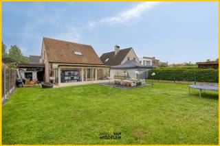 <strong>Immo Van Middelem verkoopt deze INSTAPKLARE en doorheen de jaren VERNIEUWDE woning met 3 slaapkamers, veranda, carport, garage (op vandaag in gebruik als take-away-keuken) en tuin op een perceel van +/- 6a37ca.</strong><br /><br />De woning geniet van een GUNSTIGE ligging nabij het centrum van Ternat, scholen, winkels, openbaar vervoer en belangrijke invalswegen richting Brussel.<br /><br />De huidige indeling is als volgt:<br />- GELIJKVLOERS: inkomhal met vestiaire en WC, ruime en lichtrijke leefruimte met eetplaats, recent vernieuwde keuken (2020), praktische bijkeuken/wasplaats;<br />- 1ste VERDIEPING: nachthal, 3 slaapkamers (+/- 20m², 8m² en 7,5m²) en volledig uitgeruste badkamer met ligbad, douche, wastafel en WC;<br />- ZOLDER: praktische ingerichte zolderruimte;<br />- VERANDA met zicht op de tuin;<br />- MULTIFUNCTIONELE RUIMTE: de GARAGE wordt vandaag commercieel benut, maar is eveneens geschikt als praktijkruimte, bureau, atelier, hobbyruimte of gewoon garage (mits het herplaatsen van de garagepoort).<br /><br />Buiten beschikt de woning over volledig omheinde tuin, een recente carport (2020) en maar liefst 5 parkeerplaatsen.<br /><br />Comfort:<br />- EPC-label B (174 kWh/m².jaar) - (UC: 2836000);<br />- 10 zonnepanelen (2019);<br />- gascondensatieketel van 2019;<br />- airco in alle kamers en living;<br />- hoogrendementsglas (2021); <br />- wc's aangesloten op regenwater;<br />- Elektriciteit CONFORM tot 2051 (!)<br /><br />Vrij bij akte.