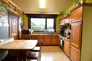 De woning is rustig en residentieel gelegen in Ledegem, in een aangename woonomgeving met weinig verkeer. Scholen, winkels en openbaar vervoer bevinden zich in de nabije omgeving en dankzij de vlotte verbinding met omliggende gemeenten en invalswegen geniet u van een ideale combinatie van rust en bereikbaarheid.<br /><br />Indeling als volgt:<br />De woning verwelkomt u via een ruime inkomhal die toegang biedt tot de lichtrijke leefruimte, bestaande uit een gezellige zitruimte en eetplaats met houthaard en aangenaam zicht op de tuin. Aansluitend bevindt zich de volledig geïnstalleerde keuken met ontbijthoek. Verder zijn er een praktische wasplaats en een dubbele garage.<br /><br />De woning beschikt over 3 volwaardige slaapkamers, een apart toilet en een badkamer uitgerust met een ligbad (met douchemogelijkheid) en lavabo.<br /><br />De ruime zolder biedt tal van uitbreidingsmogelijkheden en kan, mits verdere afwerking, ingericht worden als extra slaapkamers, bureau, hobbyruimte of polyvalente ruimte, volledig naar eigen wens.<br /><br />Rondom de woning ligt een verzorgde tuin met aangelegd terras en tuinberging, waar het in alle rust aangenaam vertoeven is. Rustige ligging met 4 autostaanplaatsen op eigen terrein.<br /><br />Elektriciteit conform!<br /><br />Onze ref. DEV4905