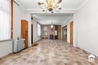 <p> </p>

<h3><strong>Ruime woning met stadstuin en grote garage in Boezinge &amp;#127969;</strong></h3>

<p>In Boezinge bevindt zich deze <strong>ruime gezinswoning</strong> met <strong>vier slaapkamers</strong>, badkamer<strong>, zeer grote garage / atelier</strong> en een <strong>aangename stadstuin</strong>. De woning biedt veel ruimte en mogelijkheden om verder te moderniseren naar eigen smaak.</p>

<p>Op het gelijkvloers vind je een <strong>lichtrijke leefruimte</strong>, een <strong>aparte keuken</strong>, een ruime <strong>garage / atelier met berging</strong>, en toegang tot de <strong>kelder</strong>. Er zijn <strong>vier slaapkamers</strong> en een <strong>badkamer</strong>. De zolder, bereikbaar via een vaste trap, biedt extra bergruimte of uitbreidingspotentieel.</p>

<p>Buiten is er een <strong>noordoostgerichte stadstuin</strong>, ideaal voor wie op zoek is naar een onderhoudsvriendelijke buitenruimte met voldoende plaats om te ontspannen.</p>

<p>De woning is <strong>gunstig gelegen</strong> nabij scholen en openbaar vervoer. Boezinge staat ook voor <strong>vlotte verbindingen richting Ieper en de A19</strong>.</p>

<p>Met haar <strong>solide structuur</strong> en <strong>grote bewoonbare oppervlakte</strong> is dit een interessante kans voor wie op zoek is naar een ruime woning in Boezinge.</p>

<p>&amp;#128231; domus.ieper@era.be | &amp;#128222; 057 21 36 96</p>