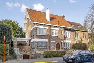 Square Estate biedt u deze ruime woning aan die volledig gerenoveerd moet worden en een uitzonderlijk potentieel biedt. De begane grond bestaat uit...