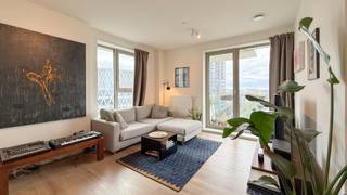 This newly built apartment of about 62 m² is located on the 7th floor of residence “Doktoren” designed by Binst Architects. This location on the Eilandje is extremely interesting, at the foot of the Kempisch Dok and near the MAS with its Marina. From the living space you can enjoy a beautiful open view. Easy accessibility via the Leien and the Ring Road is guaranteed.<br /><br />The living space enjoys optimal light thanks to the large windows in combination with the corner location. Adjacent is the terrace of about 4 m² with western orientation.<br /><br />The modern open installed kitchen is equipped with ceramic hob, dishwasher, fridge freezer and combination oven.<br /><br />The bedroom can use the adjacent bathroom with shower and sink. Separate guest toilet.<br /><br />A practical storage room provides additional storage space and connection for washing machine.<br /><br />A communal roof terrace completes the picture.<br /><br />Common charges: 75 Euro per month.<br />Provisions for private heating: 30 Euro per month.<br />Utilities electricity and water are to be taken privately by the tenant.<br /><br />Immediately available.