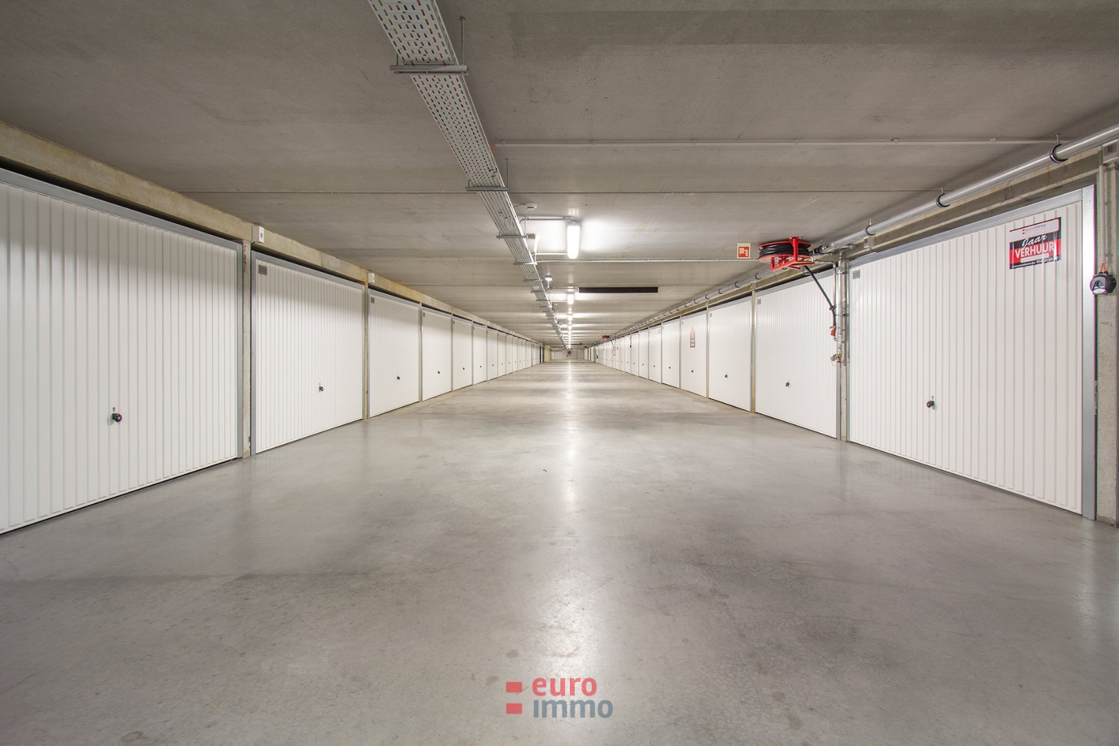Garage fermé à clé situé près du centre culturel. - photo 4