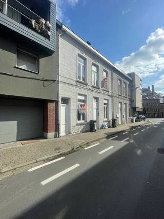 Dit éénslaapkamerappartement is gelegen op de eerste verdieping in een gebouw met lift. Het appartement beschikt over een leefruimte met keuken (koelkast, dampkap, kookplaat, oven). Via een vaste trap bereikt men de slaapkamer met aansluitend badkamer. De badkamer werd ingericht met een toilet, enkele wastafel en douche. Dit appartement is gelegen nabij centrum Aalst, op wandelafstand van de Grote Markt, winkels en station. Huurprijs: 675 EUR/ maand + 20 EUR lasten/ maand.