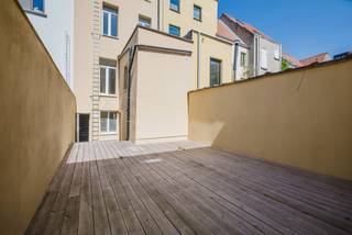 <p><span>LIGGING<br /><br /></span><span></span>Ontdek deze opbrengsteigendom met 6 aparte entiteiten, gelegen in de rustige Vlinderstraat te Ledeberg (Gent). De eigendom bevindt zich in een residentiële buurt aan de rand van Gent. Geniet hier van alle voorzieningen die Ledeberg te bieden heeft, met winkels, horeca en openbaar vervoer op korte afstand.<br /><br /><span></span>Verschillende campussen van onder andere Arteveldehogeschool en HOGENT bevinden zich vlakbij. Daarnaast zijn de opritten van de E40 en E17 binnen 5 minuten bereikbaar met de wagen.<br /><br />Ook het groene Park De Vijvers bevindt zich op het einde van de straat.<br /><br />Met een uitstekende Mobiscore van 9,2/10 is dit de ideale locatie voor wie comfortabel en vlot van Gent wil genieten!<br /><br /><span>INDELING<br /><br /></span>Deze opbrengsteigendom omvat 5 kamers en 1 studio, elk voorzien van privatieve meters voor elektriciteit en water, wat zorgt voor een vlotte verhuur en eenvoudig beheer.<br /><br /><span></span>De studio op het gelijkvloers beschikt over een leef-/slaapruimte, kitchenette en badkamer met wasplaats. Daarnaast zijn er vijf kamers, elk voorzien van een eigen spoelbak. Voor de kamers is er toegang tot gemeenschappelijke voorzieningen, waaronder eenkeuken, douches en toiletten.<br /><br />Het gebouw werd recent gerenoveerd en beschikt onder andere over nieuw sanitair, gevelisolatie, zonnepanelen, nieuwe vloeren, ...<br /><br />TROEVEN<br /><br />- Totale huuropbrengst van +- 3.200 euro per maand<br />- Alle units hebben een conformiteitsattest<br /><br />Mis deze unieke kans niet en contacteer Bram voor meer info en/of bezoek: 0471 76 90 50</p>