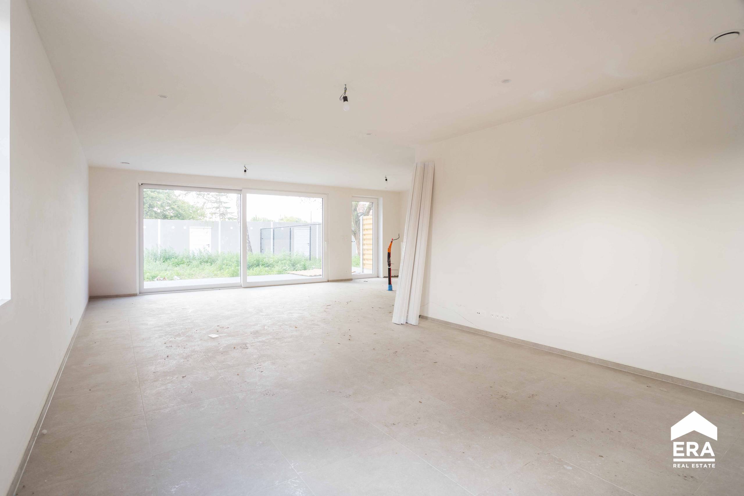 Prachtige 4 slaapkamer nieuwbouwwoning met 2 garages - foto 4