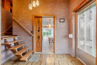De woning is gelegen in een doodlopende straat in de groene, kindvriendelijke wijk: Boxbergheide. Alle voorzieningen zijn aanwezig in deze wijk; scholen, winkels, ontspanning,... Via de Hasseltweg is de woning vlot bereikbaar. <br />Het betreft hier een te renoveren woning met 3 slaapkamers + bureauruimte + zolderkamer. De woning werd door de huidige eigenaars gebouwd en door de jaren heen goed onderhouden. Op de gelijkvloerse verdieping is er een inkomhal, een aparte bureauruimte en een grote leefruimte met openkeuken. Aansluitend aan de keuken is er een bijkeuken met toegang tot de inpandige garage met automatische poort. De woning is volledig onderkelderd. Aan de leefruimte is er een gezellige veranda. <br />Op de eerste verdieping zijn er 3 slaapkamers, een badkamer, een zolderkamer en een opbergzolder. Verder is in de aangelegde tuin nog een werkplaats voorzien. <br /><br />Troeven:<br />+ zeer rustig gelegen (doodlopende straat)<br />+ ruime gezinswoning (207m² volgens EPC)<br />+ airco<br />+ mooi aangelegde tuin<br />+ aparte werkplaats<br />+ volledig onderkelderd<br /><br />Interesse? 011/873307 of info@puur-groep.be