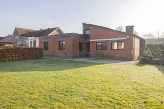 Maison de plain-pied rénovée avec 3 chambres sur 945 m².  ...