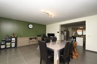 Op een centrale locatie in Kruibeke, vlakbij het centrum, winkels en scholen, vinden we deze charmante woning die oorspronkelijk dateert uit de...