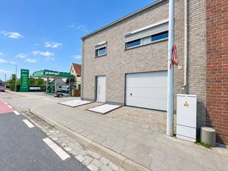 <p><strong><u>Recente halfopen woning met 3 slaapkamers en garage.</u></strong></p>
<p> </p>
<p><strong>Indeling </strong></p>
<p>Gelijkvloers: inkomhal, wc met lavabo, living met open keuken, ruime garage, wasplaats, berging </p>
<p>1ste verdiep: 3 slaapkamers, wc, badkamer </p>
<p> </p>
<p><strong>Troeven</strong></p>
<ul><li><strong><span></span></strong>Zolder (mogelijkheid tot 4 de slaapkamer)</li><li>Groot terras</li><li>Aangelegde tuin met tuinhuis</li><li>Veel zonlicht zuid - west georiënteerde tuin </li><li>Elektrische keuring conform</li><li>Goed EPC</li><li>Regenwaterput 10.000 l (wc, wasmachine, buitenkraan)</li></ul>
Dit is een vanafprijs.