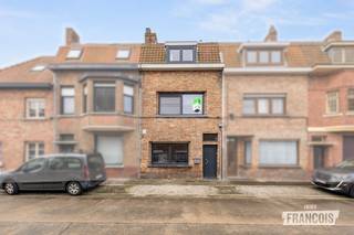 Ontdek deze aangename woning in de Rustenburgstraat 43 te Brugge. Met vier slaapkamers, een volledig vernieuwde keuken en een zuidgerichte tuin heeft deze woning heel wat troeven in huis. De woning is gelegen in een rustige buurt, op korte afstand van het centrum, het ziekenhuis en de Expressweg. Hierdoor geniet u van een aangename woonomgeving met een vlotte verbinding naar de belangrijkste voorzieningen en invalswegen.<br /><br />Bij het binnenkomen wordt u verwelkomd in de inkomhal, die toegang biedt tot een ruime berging. Vervolgens komt u in de ruime leefruimte met open keuken, die recent volledig werd vernieuwd. Ook de badkamer bevindt zich op het gelijkvloers en is uitgerust met een ruime inloopdouche.<br /><br />Dankzij de dakramen en de grote raampartijen achteraan geniet de woning van een mooie natuurlijke lichtinval. Via het schuifraam bereikt u de ruime, zuidgerichte tuin. Het overdekte terras met luifel in melkglas vormt de ideale plek om het hele jaar door van het buitenleven te genieten. Verder beschikt de tuin over een groene zone en een ruim tuinhuis, ideaal voor het opbergen van tuinmateriaal en andere spullen.<br /><br />Op de eerste verdieping bevinden zich twee ruime slaapkamers en een apart toilet. De master bedroom beschikt bovendien over een ingebouwde kast. Op de tweede verdieping zijn nog twee slaapkamers ingericht, waardoor de woning in totaal vier slaapkamers telt.<br /><br />Een extra troef: in twee slaapkamers is reeds een lavabo aanwezig. Wie graag een bijkomende douche of badkamer voorziet, beschikt hierdoor over een interessante basis om dit verder uit te werken. Ook op energetisch vlak heeft deze woning heel wat te bieden. Met een EPC-label B, zonnepanelen en een thuisbatterij geniet u van een energiezuinige woning met oog op de toekomst.<br /><br />Interesse? Contacteer Giovanni voor meer informatie of een bezoek via 0468 43 21 35 of giovanni@immofrancois.be!<br /><br />