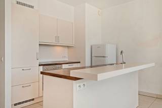 <p><span>Stijlvol en volledig gemeubeld 2 slaapkamer appartement op toplocatie!</span></p><p><span> </span></p><p><span>Volledig gemeubeld appartement voorzien van alle comfort in het centrum van Antwerpen.</span></p><p><span>We betreden het appartement en komen in de open keuken met aansluitend de leefruimte.</span></p><p><span>De keuken bevat een ingebouwde koelkast en een extra koelkast, oven, 4 pits vuur, dampkap.</span></p><p><span>Vanuit de leefruimte heeft men prachtig zicht op het net vernieuwde Operaplein.</span></p><p><span>Het appartement beschikt over 2 slaapkamers met telkens en dubbel bed.</span></p><p><span>Badkamer voorzien van een ligbad met douche scherm, wastafel in meubel met spiegel en verlichting.</span></p><p><span> </span></p><p><span>Bijzonderheden:</span></p><p><span>- minimum 1 jaar contract</span></p><p><span>- Fully furnished</span></p><p><span> </span></p><p><span>Kosten:</span></p><p><span>Vaste kost: €135/maand voor onderhoud en verbruik gemene delen.</span></p><p><span>Gas, water, elektriciteit, Brandverzekering, tv en internet individueel te betalen.</span></p><p><span> </span></p><p><span>Ligging:</span></p><p><span>Gelegen in het centrum van Antwerpen aan het vernieuwde Operaplein, nabij de Rooseveltplaats, de Meir, scholen.</span></p><p><span> </span></p>