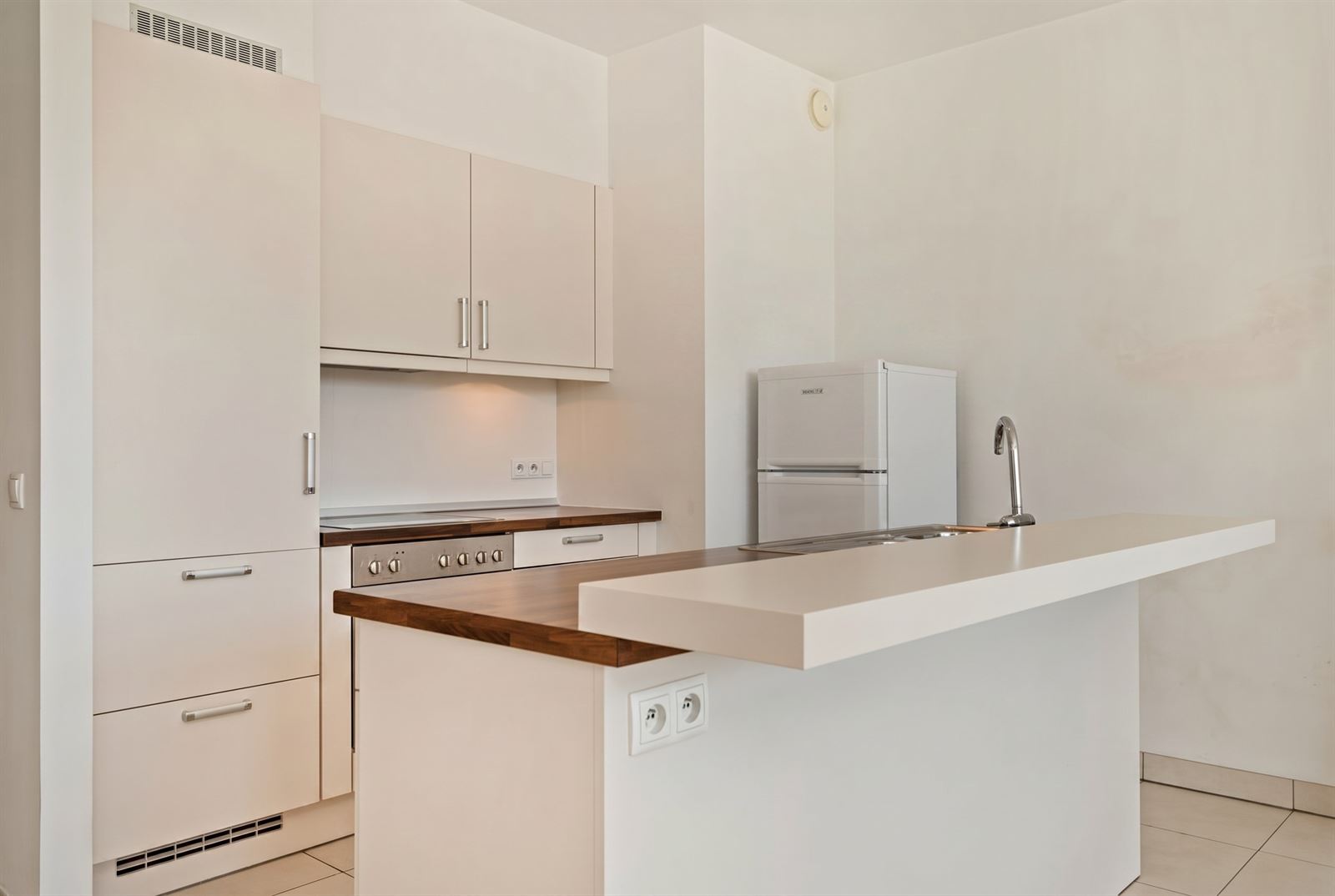 Stijlvol en volledig gemeubeld 2 slaapkamer appartement op toplocatie! - foto 3