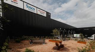 Magazijn met kantoren van 19.338m² te huur. Dit pand is gelegen langs de Rijksweg te Bornem.De uitstekende ligging langs de N16 zorgt voor een vlotte...