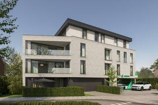 Nieuwbouwappartementen in hartje Ravels. Wonen in de dorpskern nabij alle voorzieningen én voor de natuurliefhebbers: vlakbij de prachtige Staatsbossen. <br /><br />Hier bouwt men een stijlvol nieuwbouwproject met appartementen van 102 tot 132 m². Huren kan vanaf €1.000 per maand (excl. servicekosten).<br /><br />Knappe architectuur met een kwalitatieve afwerking, duurzame materialen en véél lichtinval. De appartementen worden gebouwd volgens de hedendaagse energienormen. <br /><br />De gemeenschappelijke parktuin biedt bewoners een groene omgeving om zich te ontspannen met een goed boek of gewoon tot rust te komen. Het onderhoud is volledig in handen van een tuinman, zodat u zorgeloos kan genieten, zonder verplichtingen van een eigen tuin.<br /><br />Een thuis die niet alleen praktisch, maar ook gewoon écht mooi is.<br /><br />Wat mag je verwachten?<br />- 1 of 2 slaapkamers<br />- Aangename terrassen van 11 m² tot 21 m²<br />- Volledig opgeschilderd<br />- Energiezuinige technieken zoals vloerverwarming én -koeling, warmtepomp en zonnepanelen.<br />- Een ondergrondse staanplaats (inbegrepen in de huurprijs!), bereikbaar via een autolift<br />- Gemeenschappelijke fietsenberging.<br />- Gemeenschappelijke parktuin<br />- Servicekosten: 125 € per maand<br /><br />Timing? De oplevering is voorzien mei - juni 2026. Alles nog in opbouw dus, maar dat geeft jou de kans om je toekomstige thuis nu al veilig te stellen.<br /><br />Maak gerust een afspraak op kantoor via de rode knop 'bezoek inplannen'. Dan bekijken we of er een appartement tussen zit dat helemaal bij je past.