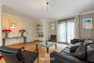 Voor meer info en foto’s, surf naar www.swevers.be – Aan de Hulsbergweg 14 in Zonhoven bevindt zich deze open bebouwing op een ruim perceel van 795 m². De woning werd gebouwd in 1976, heeft een bewoonbare oppervlakte van 180 m² en beschikt over een praktische, volledig gelijkvloerse indeling. Ideaal voor wie op zoek is naar een woning met potentieel die naar eigen smaak kan worden opgefrist. De ruime woonkamer van 44,45 m² biedt voldoende plaats voor een gezellige zit- en eethoek en sluit aan op de veranda met zicht op de tuin. De afzonderlijke keuken van 15,15 m² biedt heel wat mogelijkheden voor een functionele inrichting. Verder zijn er drie slaapkamers van 12 m², 16 m² en 12,25 m². Een bijkomende kamer kan perfect dienstdoen als bureau, hobby- of speelkamer. De badkamer is uitgerust met een bad, wastafel en toilet. Daarnaast is er nog een afzonderlijk toilet aanwezig. Extra opbergruimte vind je in de kelder van 15 m². Een grote troef is de vrijstaande dubbele garage van maar liefst 50 m², ideaal voor wagens, fietsen, tuinmateriaal of een werkhoek. De ruime tuin rondom de woning biedt volop mogelijkheden om van het buitenleven te genieten. Openbaar vervoer en de snelweg bevinden zich bovendien op korte afstand, terwijl scholen, winkels en ontspanning vlot bereikbaar zijn. Voor meer informatie, bel 011 255 155. Bron bewoonbare oppervlakte: EPC – verslag.