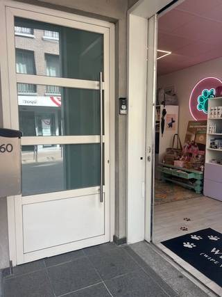 Deze heel goed onderhouden en momenteel verhuurde opbrengsteigendom vinden we in hartje centrum Zottegem op commerciële ligging. Op het gelijkvloers vinden we een ruim handelspand met achterliggende tuin en terras. Het handelspand is ook voorzien van een keukenblok en toilet. Boven het handelspand bevindt zich een duplex appartement met groot zonneterras. Het appartement omvat een inkomhall met gastentoilet, ruime living met ingerichte keuken en berging. Aan de keuken bevindt zich een groot zonneterras. Op het verdiep vinden we de 2 ruime slaapkamers, een badkamer en een toilet. Overal dubbele beglazing, betonnen tussenverdiepen, afzonderlijke verwarmingsinstallaties op aardgas. Topper ! Voor meer inlichtingen of een bezoek, contacteer Veronique 0483/676579