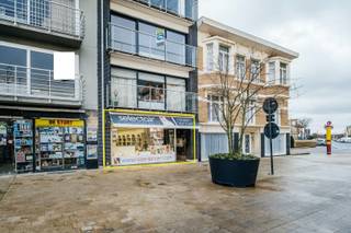 <p>Gelegen in het hart van De Panne, vindt u dit ruime handelspand van 80 m², perfect voor diverse commerciële doeleinden. Het pand is gesitueerd op de begane grond en heeft een uitstekende zichtbaarheid, wat zorgt voor een constante stroom van potentiële klanten. De locatie aan de Markt biedt niet alleen een levendige atmosfeer, maar ook een gemakkelijke toegang tot nabijgelegen voorzieningen en drukke straten.</p>
<p><br />Het pand werd als volgt ingedeeld: een hoofdruimte met twee burelen voor klantenontvangst, een afzonderlijk bureel achteraan, een apart toilet, een ruime berging en toegang tot een koer.<br /><br />Daarnaast is het kantoor voorzien van zonnewering, airconditioning en praktische ingemaakte kasten, wat zorgt voor extra comfort en gebruiksgemak.<br /><br />Onder het handelspand zit nog een niet-gebruikte kelder die terug in gebruik genomen kan worden. <br /><br />Een unieke kans om uw zaak te vestigen op een commerciële toplocatie in het centrum van De Panne!</p>