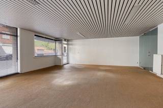 Bent u op zoek naar een praktisch en instapklaar kantoor of handelspand op een toplocatie in Zwevegem? Dit instapklare pand van ca. 90m² in het hart van Zwevegem biedt de perfecte basis voor uw professionele activiteit. Dankzij de strategische ligging in de Ommegangstraat geniet u hier van een uitstekende visibiliteit en een vlotte bereikbaarheid.<br /><br />Eigenschappen: <br />- Commerciële ruimte van ca. 90 m²<br />- Indeling: 2 aparte ruimtes<br />- Voorzieningen: kitchenette, apart toilet, kelderberging.<br /><br />Op zoek naar bedrijfsvastgoed bestaande uit een handelsruimte/kantoorruimte met goede zichtbaarheid en bereikbaarheid? Aarzel dan niet om ons te contacteren op het nummer 056 21 11 11.<br /><br />Bestuursmaatregelen in het maatregelenregister: nee