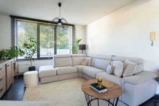 Gelegen aan de Scheldelei in Hoboken, bevindt dit appartement zich op een aangename en groene locatie nabij de Schelde en Hobokense Polder. De omgeving combineert de rust van het omliggende groen met een vlotte verbinding naar Antwerpen en de omliggende gemeenten. Ook dagelijkse voorzieningen, winkels en openbaar vervoer bevinden zich op korte afstand.<br /><br />Het appartement bevindt zich op de eerste verdieping van de goed onderhouden residentie Polderpark. Via de inkomhal, voorzien van een apart gastentoilet en een praktische berging met aansluitingen voor wasmachine en droogkast, betreedt u het appartement.<br />Het kloppende hart van de woning is de lichtrijke leefruimte met open keuken. Dankzij de grote raampartijen geniet deze ruimte van een aangename lichtinval en staat ze rechtstreeks in verbinding met het gezellige terras, een fijne plek om buiten te vertoeven. De open keuken is uitgerust met de nodige toestellen en sluit mooi aan bij de leefruimte.<br /><br />Het appartement beschikt over twee volwaardige slaapkamers die de badkamer delen. Deze is ingericht met een ligbad, douche, wastafel en praktisch opbergmeubel.<br /><br />Tot slot beschikt het appartement over een kelderberging die inbegrepen is in de prijs. Daarnaast is er een autostaanplaats aan te kopen voor € 10.000, wat zorgt voor extra comfort.<br /><br />Een aangenaam en praktisch appartement in een groene omgeving , ideaal voor wie comfortabel wil wonen met alle dagelijkse voorzieningen en Antwerpen binnen handbereik.<br /><br />Interesse?<br />Contacteer LISTED voor een bezoek: +32 3 283 51 51.